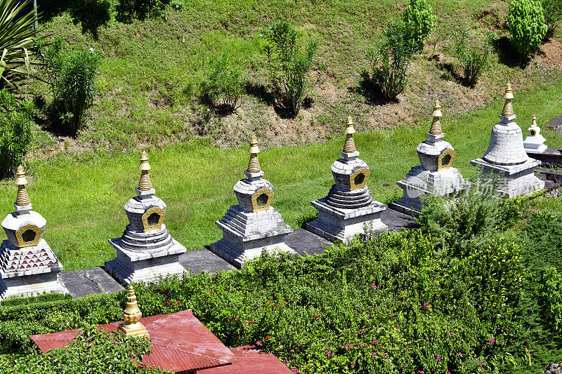 花园中的Khamsum Yulley Namgyal Chorten佛塔，Punakha区，不丹